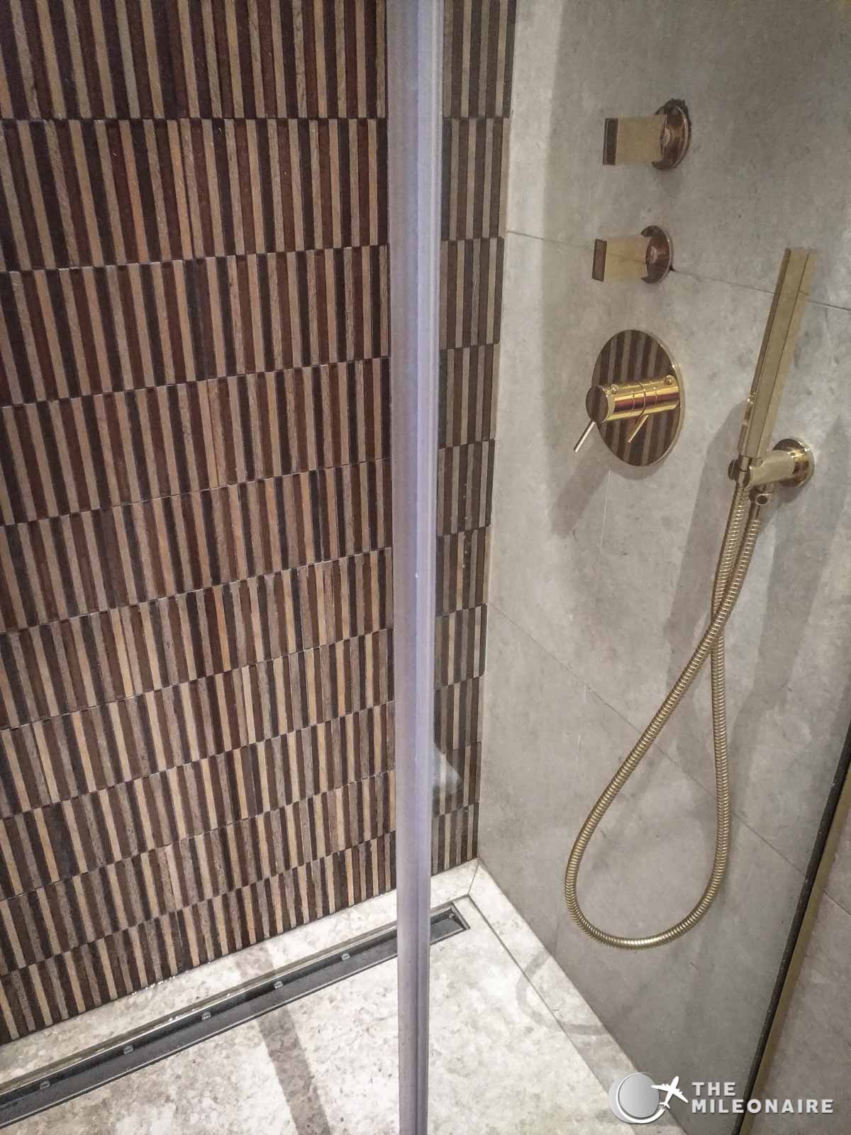 shower-oman-air-lounge.jpg