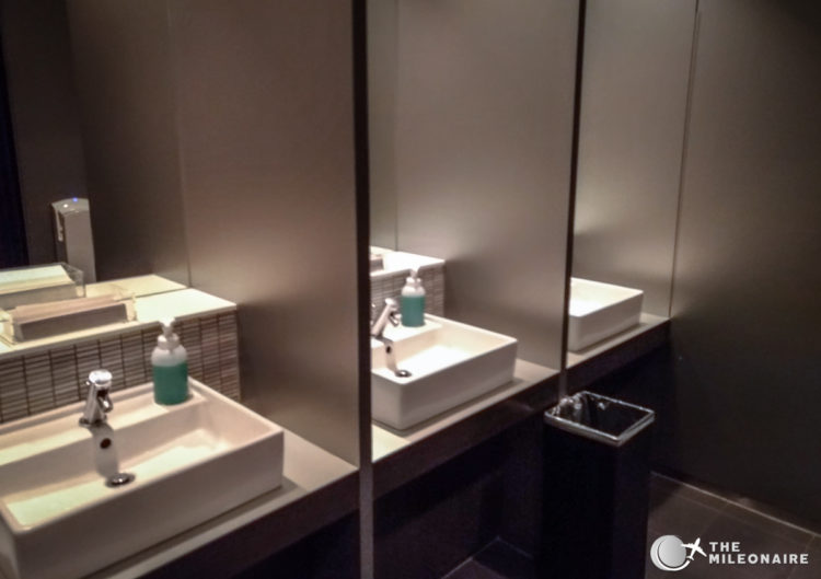 ana lounge narita washrooms